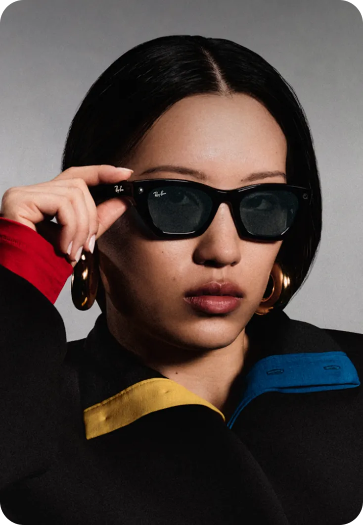Mulher com óculos Ray-Ban Meta pretos, com a câmara integrada visível na armação