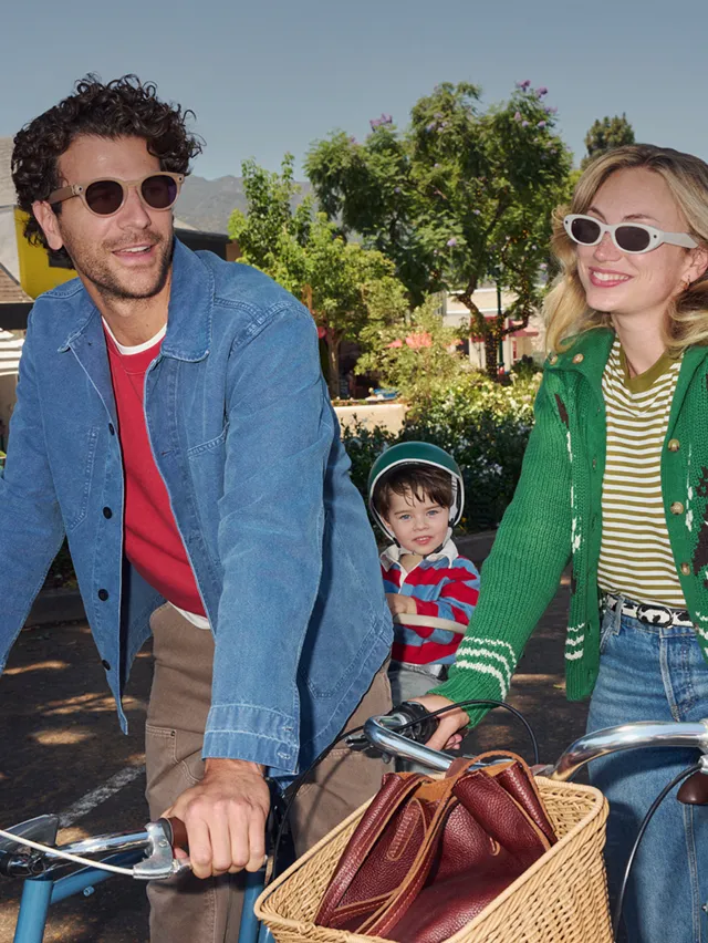 Família a passear de bicicleta com óculos Ray-Ban Meta