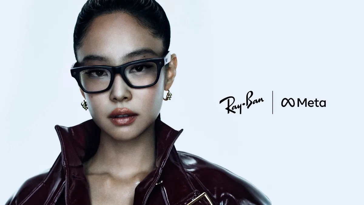 Mulher com óculos Ray-Ban Meta de lentes transparentes, ao lado dos logótipos Ray-Ban e Meta